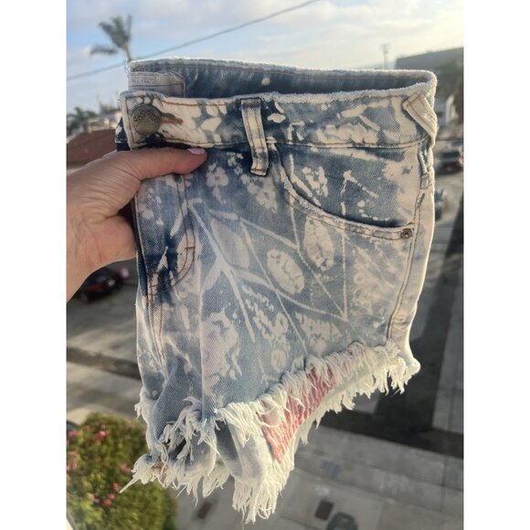 Free People denim blue whitewashed cut-off distressed shorts red stripe 29 - Picture 2 of 10